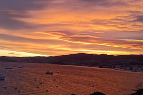 Amanecer. Alojamiento entero nuevo con vistas al mar.
